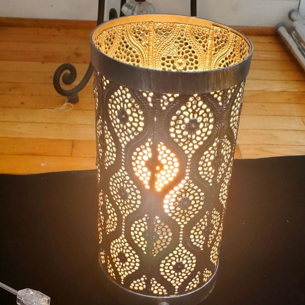 A metal filigree desktop lamp